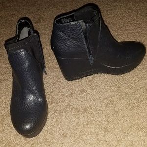 Size 8.5 ankle boots